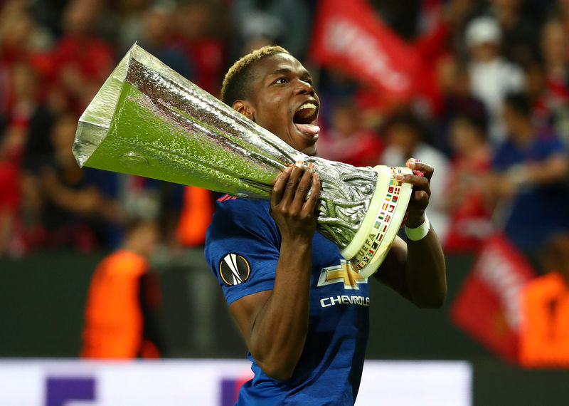 © Reuters. Manchester United's Paul Pogba celebrates with the trophy after winning the Europa League