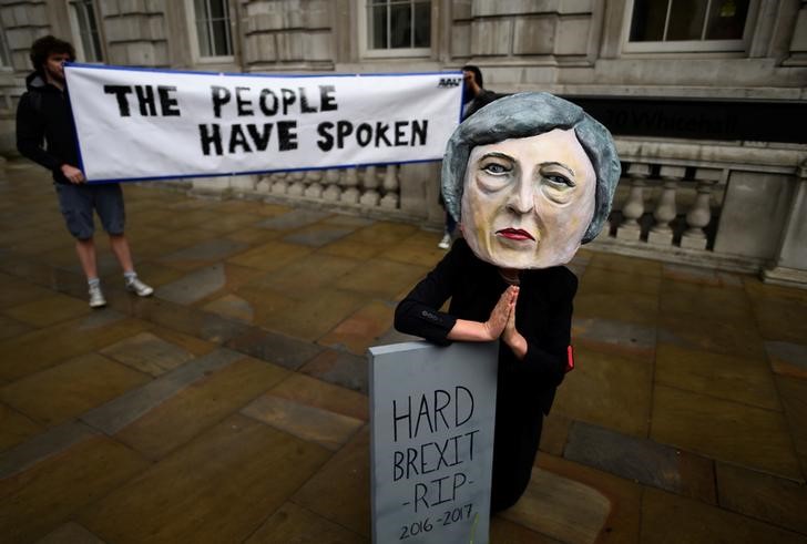 © Reuters. Manifestante usa máscara de primeira-ministra britânica, Theresa May, um dia após eleição no Reino Unido, em Londres