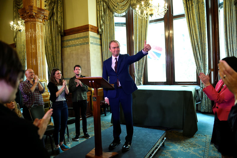 © Reuters. Tim Farron, leader of Britain's Liberal Democrat Party, addresses the media after Britain's election, at his party HQ in London