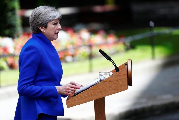 © Reuters. Primeira-ministra britânica, Theresa May, durante declaração na rua Downing Street, em Londres