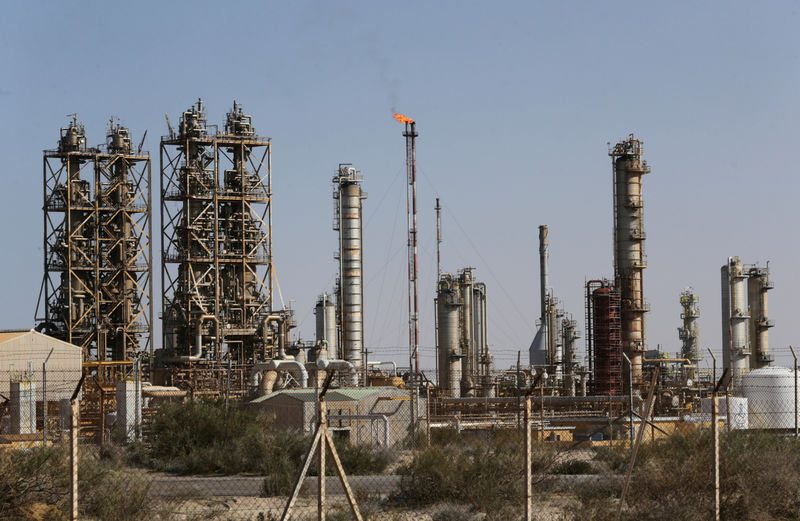 © Reuters. FILE PHOTO: Pipelines are seen at the industrial zone at the oil port of Brega