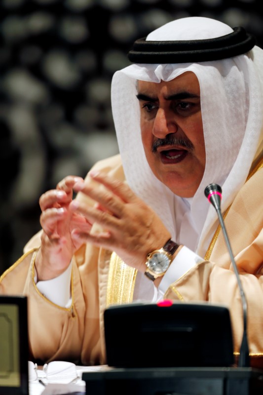 © Reuters. Bahrain's Foreign Minister Shaikh Khalid bin Ahmed bin Mohammed Al Khalifa speaks during a media brief after the Gulf Cooperative Council's (GCC) 37th Summit