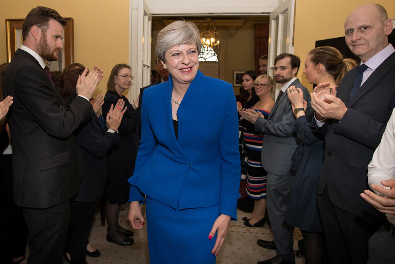 © Reuters. Britain's Prime Minister Theresa May and her husband Philip are welcomed by staff inside 10 Downing Street, in London