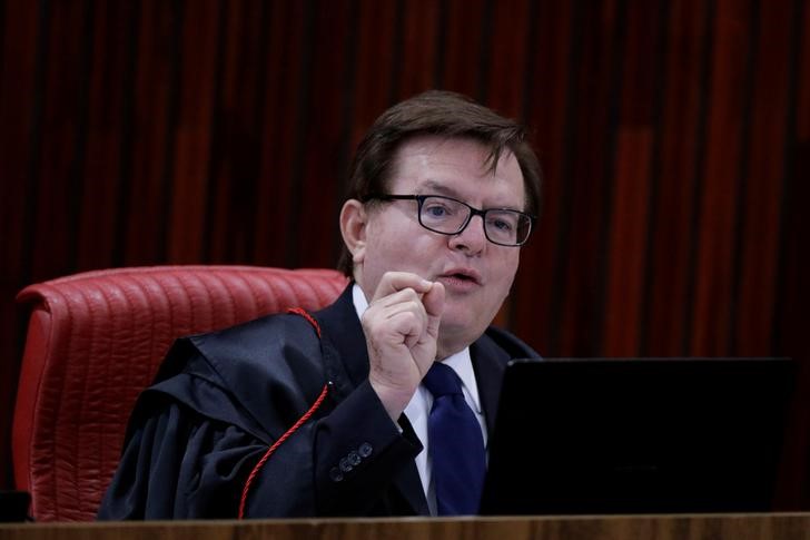 © Reuters. Ministro Herman Benjamin, relator do processo da chapa Dilma-Temer no Tribunal Superior Eleitoral (TSE), durante sessão em Brasília