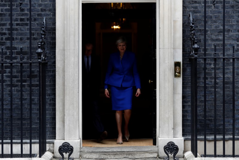 © Reuters. Primeira-ministra britânica, Theresa May, deixa residência oficial na Downing Street a caminho do Palácio de Buckingham, após eleições no Reino Unido