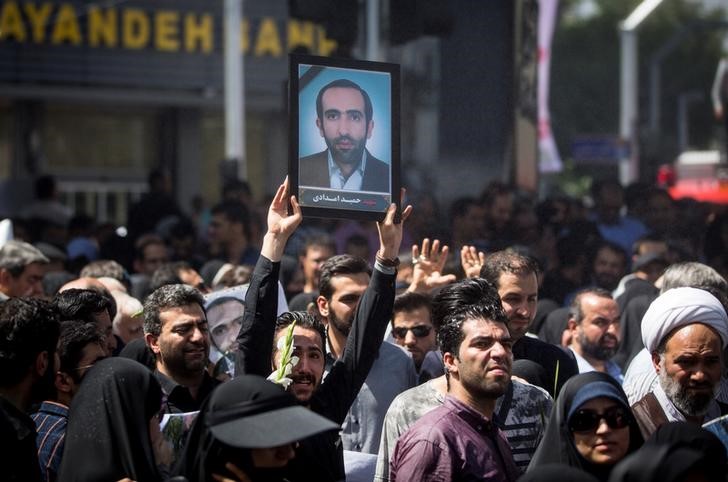 © Reuters. Funeral de vítimas de ataques do dia 7 de junho ao Parlamento do Irã e ao mausoléu do aiatolá Khomeini, em Teerã