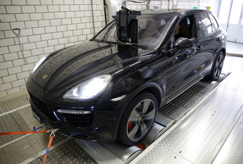 © Reuters. A Porsche Cayenne car is seen in the emission test centre of the University of Applied Sciences in Nidau