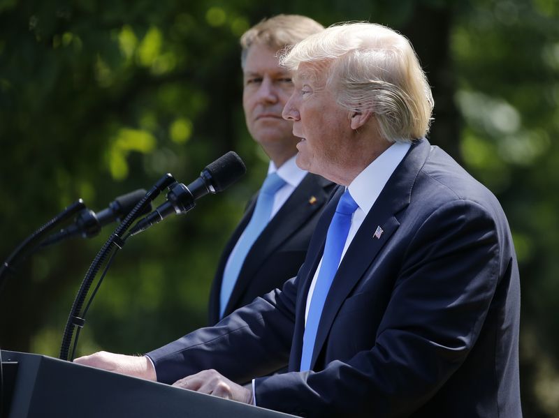 © Reuters. U.S. President Donald Trump holds joint news conference with Romanian President Iohannis at the White House in Washington