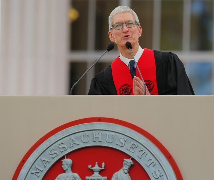 © Reuters. Tim Cook fala em formatura do MITm, nos Estados Unidos