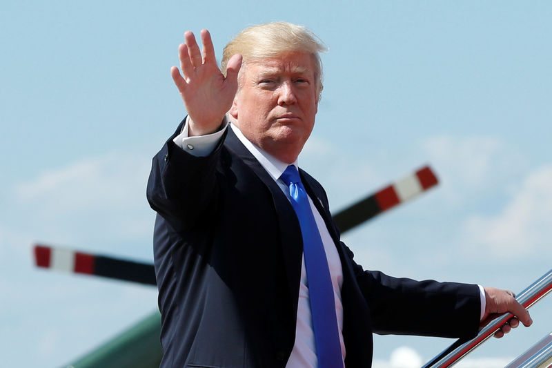 © Reuters. President Donald Trump boards Air Force One at Joint Base Andrews