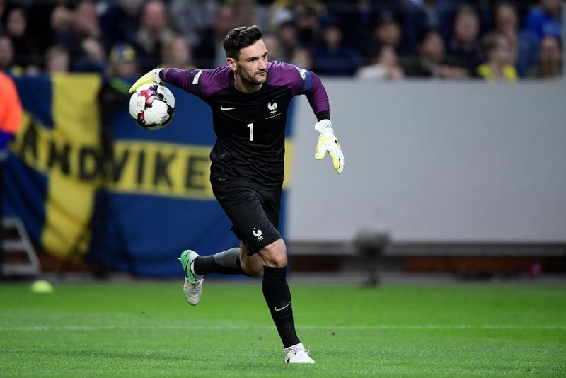 © Reuters. خطأ لوريس يمنح الفوز للسويد على حساب فرنسا في تصفيات كأس العالم