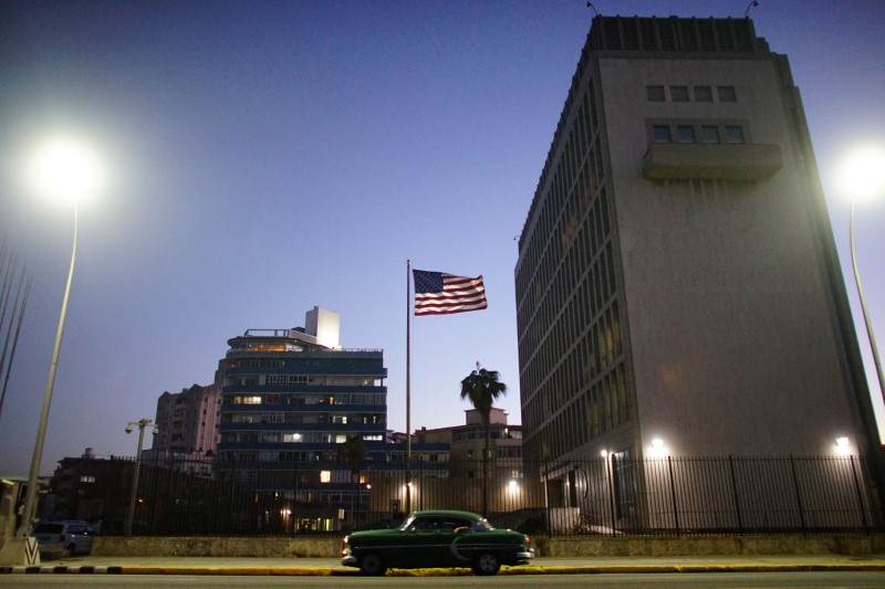 © Reuters. A vintage car passes by in front of the U.S. Embassy in Havana, Cuba