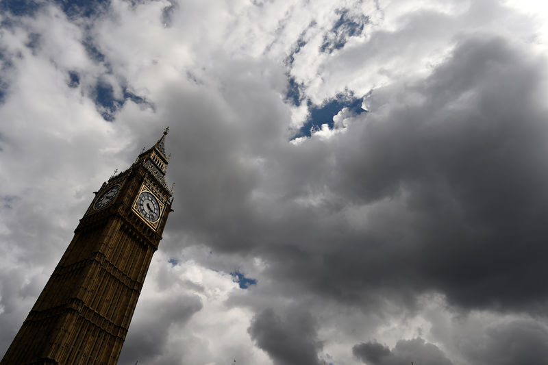 © Reuters. Stormy clouds surround Big Ben in Westminster, central London, Britain