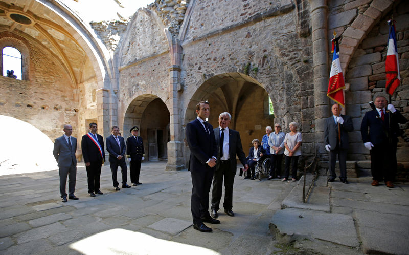 © Reuters. À ORADOUR, MACRON EN APPELLE À LA "CONSCIENCE" CONTRE LA "BARBARIE"