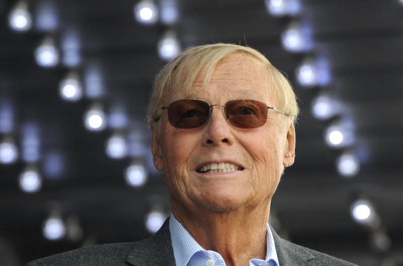 © Reuters. El actor Adam West posa para los fotógrafos en una ceremonia en la que recibió una estrella en el Paseo de la Fama de Hollywood, en Los Angeles