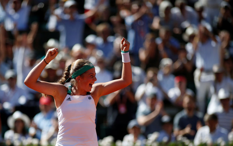 © Reuters. La tenista letona Jelena Ostapenko celebra su victoria en la final del Abierto de Francia contra la rumana Simona Halep, Roland Garros, París