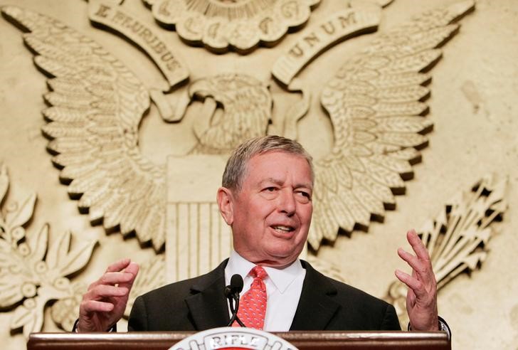 © Reuters. FILE PHOTO - Former U.S. Attorney General John Ashcroft speaks to an NRA conference in Washington