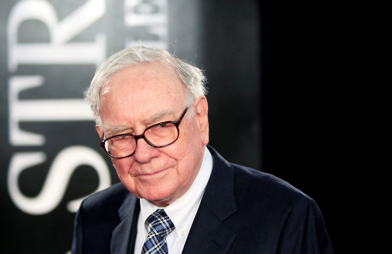 © Reuters. En la imagen de archivo, el inversionista multimillonario Warren Buffet llega al estreno de la película "Wall Street: el dinero nunca duerme", en Nueva York