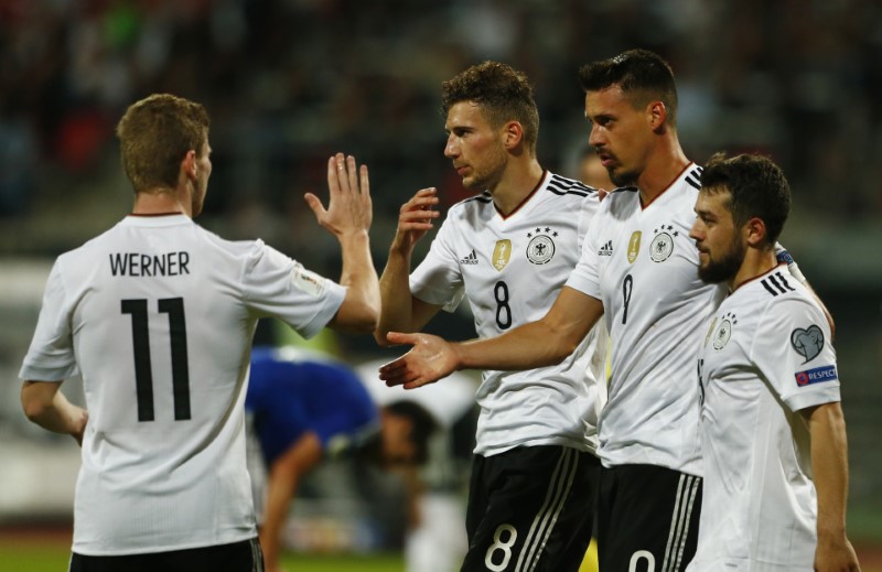 © Reuters. El delantero alemán Sandro Wegner celebra tras anotar un gol en un partido contra San Marino por la eliminatoria europea al Mundial 2018