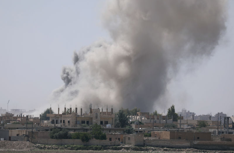 © Reuters. Una columna de humo se levanta desde el distrito de al-Mishlab, en las afueras al sudeste de Raqqa