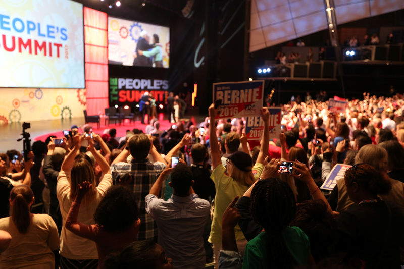 © Reuters. People attend a speech by Senator Bernie Sanders at the "PeopleÕs Summit" in Chicago