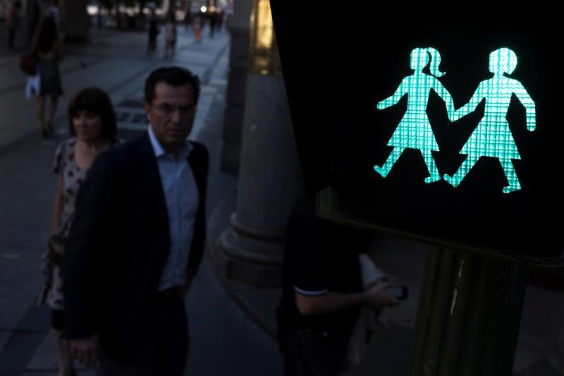 © Reuters. Semáforos LGTB para el Orgullo Mundial 2017 en Madrid