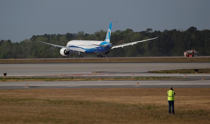 © Reuters. A photographer takes a photo during the first flight of the new Boeing 787-10 Dreamliner at the Charleston International Airport in North Charleston