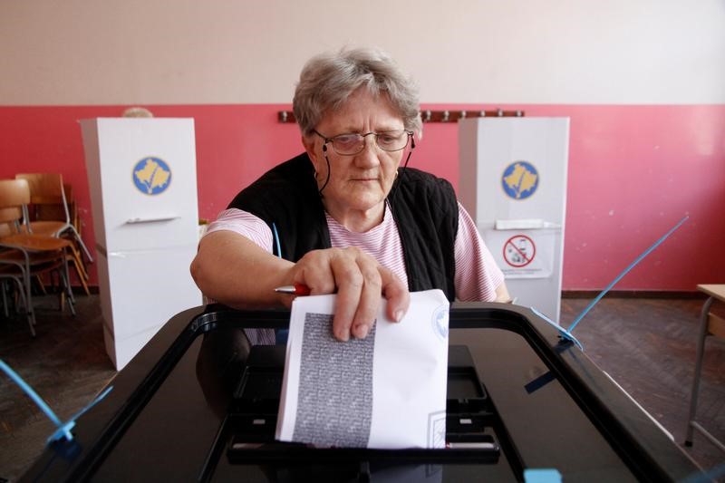 © Reuters. Kosovo va a las urnas con la economía como gran preocupación