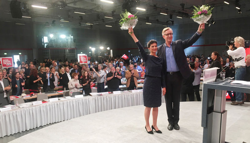 © Reuters. Top candidates of Germany's left-wing party Die Linke Wagenknecht and Bartsch waves with flowers after a speech during a party congress in Hanover