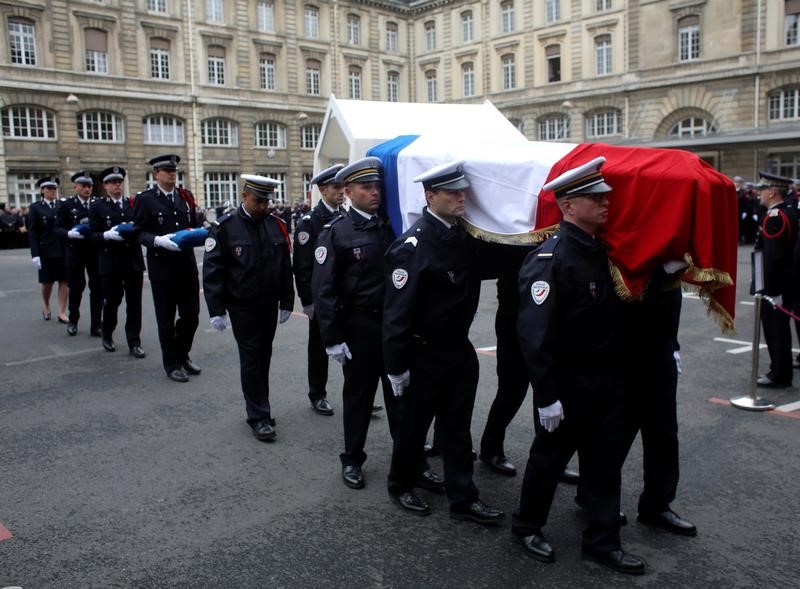 © Reuters. ثلاثة مشتبه بهم آخرون يواجهون اتهامات بشأن قتل شرطي في باريس