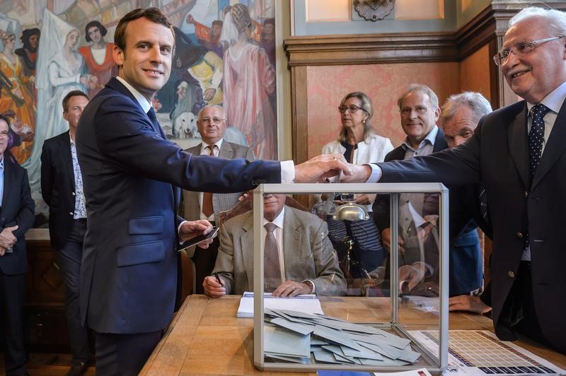 © Reuters. أرقام رسمية: حزب ماكرون يتصدر نتائج الانتخابات البرلمانية الفرنسية