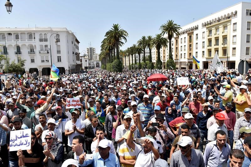© Reuters. آلاف المغاربة يتظاهرون في الرباط تضامنا مع "حراك الريف"