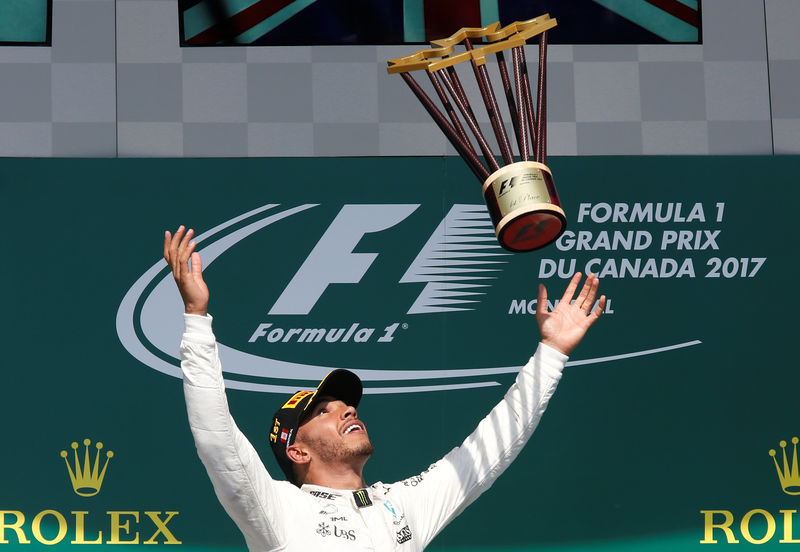 © Reuters. Foto del domingo del piloto de Mercedes Lewis Hamilton celebrando tras ganar el Gran Premio de Canadá