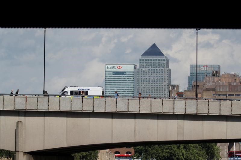 © Reuters. الشرطة البريطانية تعتقل رجلا في تحقيقات هجوم جسر لندن