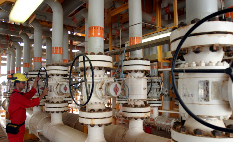 © Reuters. FILE PHOTO: An Iranian man works on an oil production platform at the Soroush oil fields in the Persian Gulf