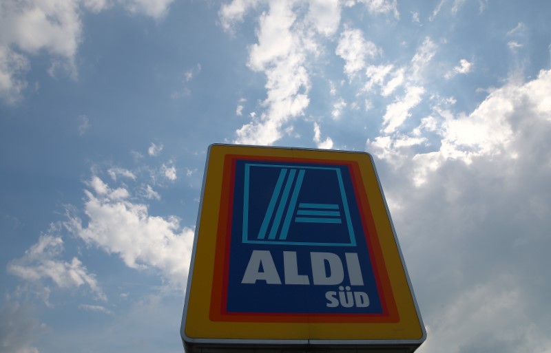 © Reuters. A sign directing shoppers to an ALDI Sued grocery store in Unterhaching