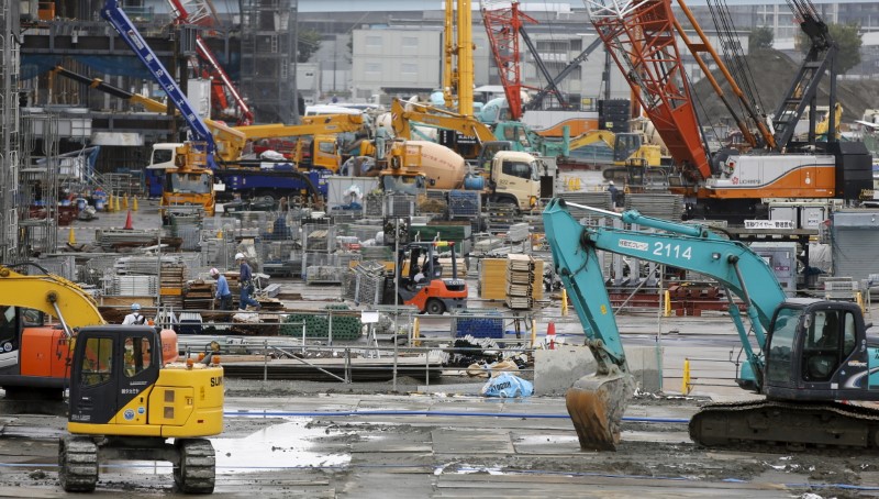 © Reuters. People work at a construction site in Tokyo