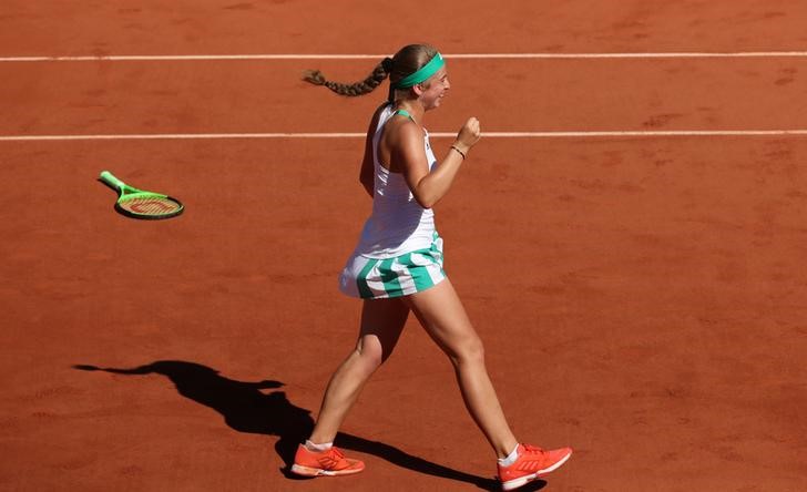 © Reuters. قفزة هائلة للبطلة أوستابنكو في تصنيف لاعبات التنس