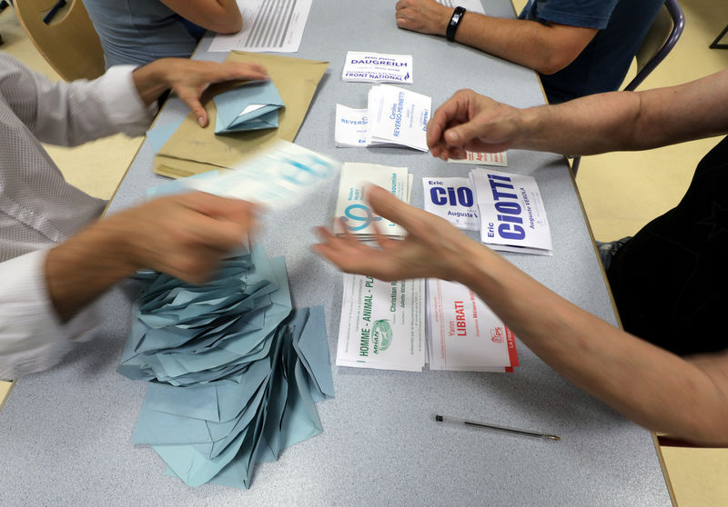 © Reuters. Election officials start counting the votes from the first round of French parliamentary election in Nice