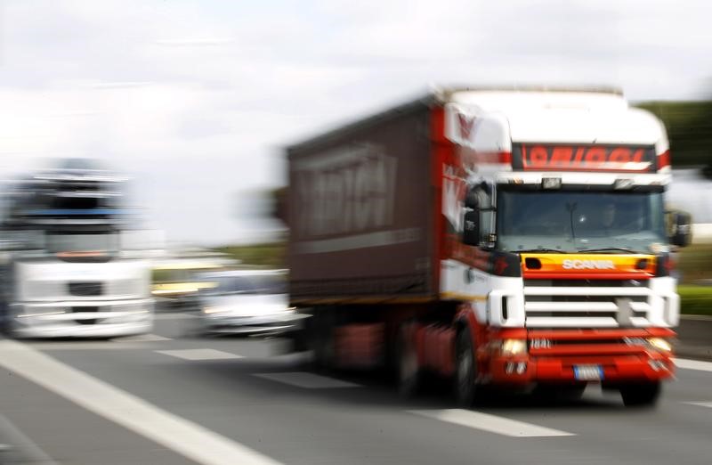 © Reuters. Un camion sull'autostrada nei pressi di Roma