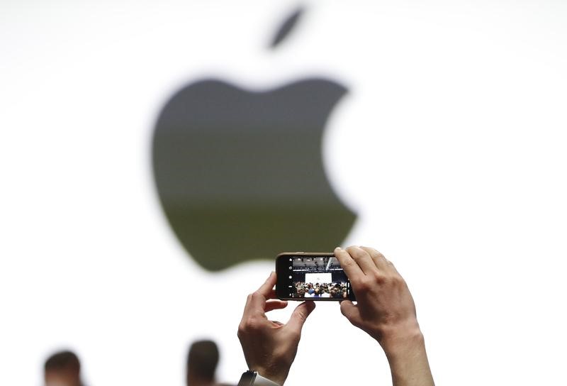 © Reuters. Foxconn dice Apple y Dell están en su consorcio por negocio de chips de Toshiba