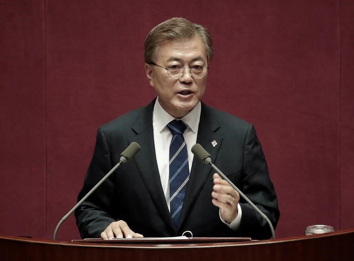 © Reuters. رئيس كوريا الجنوبية: قضايا تاريخية تعوق العلاقات مع اليابان