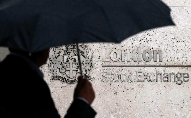 Technology sell-off weighs on FTSE