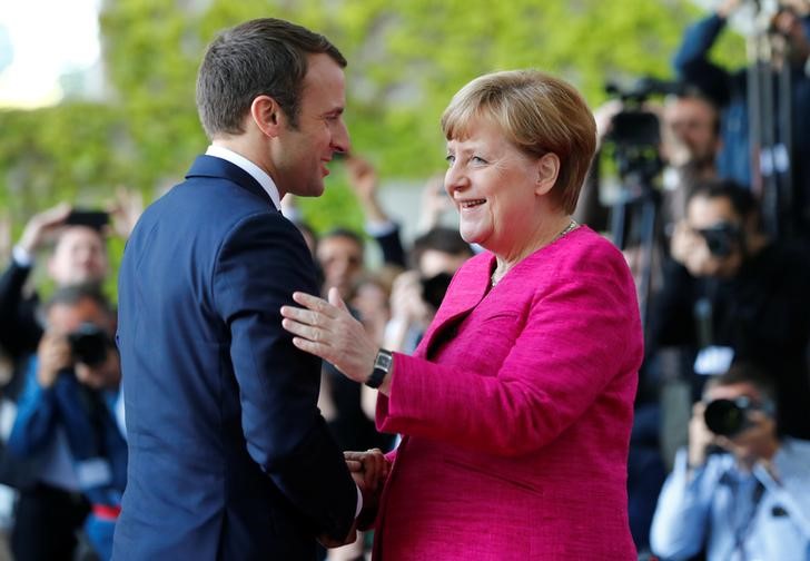 © Reuters. Chanceler da Alemanha, Angela Merkel, e presidente da França, Emmanuel Macron, em Berlim