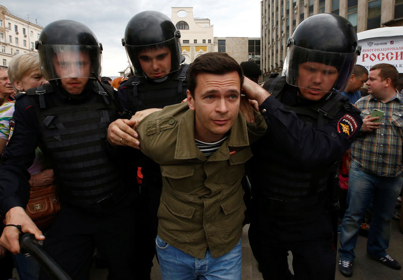 © Reuters. Policiais russos detém manifestante Ilya Yashin durante protesto anticorrupção organizado por líder de oposição Alexei Navalny, em Moscou