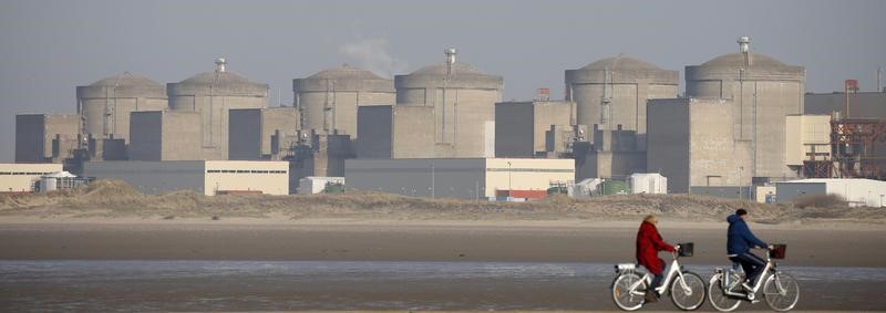 © Reuters. Francia cerrará algunos reactores nucleares, dice el ministro de Ecología