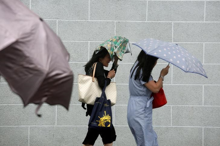 © Reuters. الإعصار ميربوك يتجه نحو هونج كونج وجنوب الصين