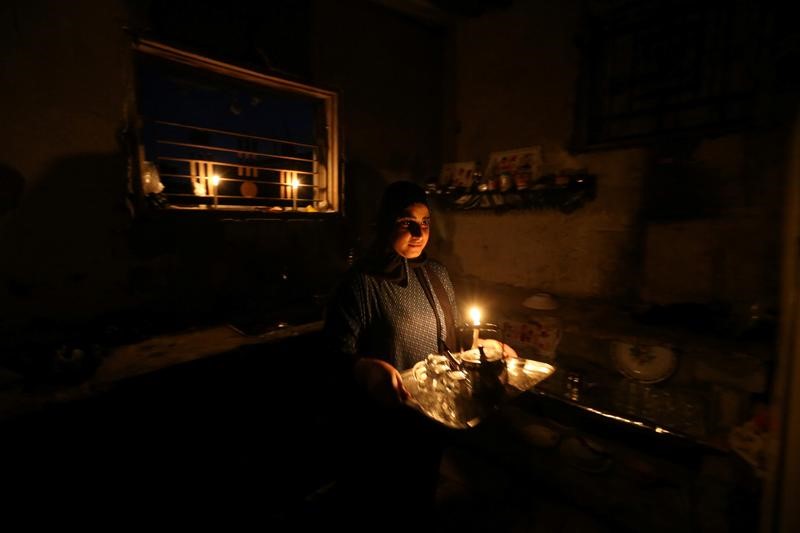 © Reuters. إسرائيل تخفض إمدادات الكهرباء لغزة وعباس يضغط على حماس