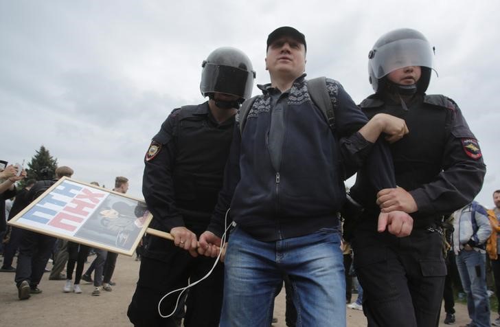 © Reuters. شاهدة من رويترز: استخدام رذاذ الفلفل ضد محتجين في وسط موسكو واعتقال أكثر من 100