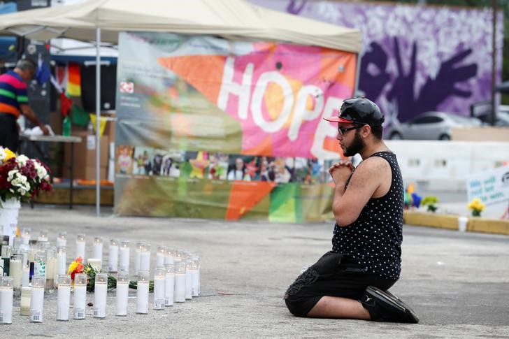 © Reuters. Jose Ramirez, um sobrevivente do ataque na boate Pulse, reage em memorial no aniversário de um ano da tragédia, em Orlando, Flórida